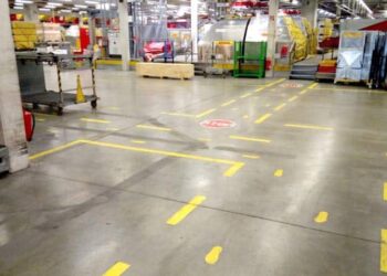 Frisch aufgebrachte weisse Strassenmarkierungen auf Asphalt, ausgeführt von Markierungen Hannover Schaefer