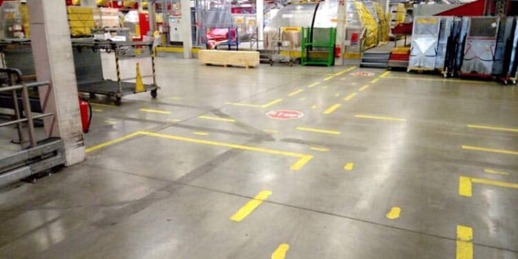 Frisch aufgebrachte weisse Strassenmarkierungen auf Asphalt, ausgeführt von Markierungen Hannover Schaefer