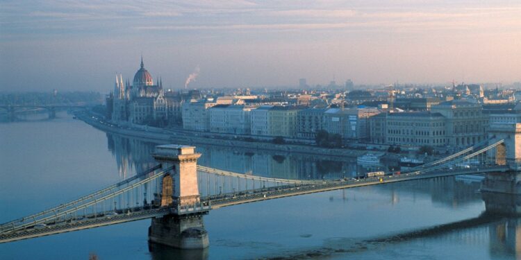 Ungarn - Die Ausnahme in der EU: Ein Land ohne Ministerin 1 Symbolbild eines ungarischen Parlamentsgebäudes mit männlich dominierter Regierungsbank als Zeichen politischer Geschlechterverteilung