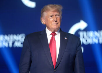 Donald Trump betritt erneut einen Gerichtssaal, begleitet von Sicherheitskräften und unter medialem Interesse