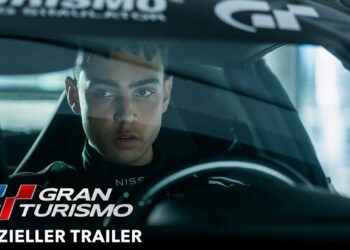 Hochglanzaufnahme eines virtuellen Rennwagens auf der Rennstrecke aus dem neuen Gran Turismo Spiel