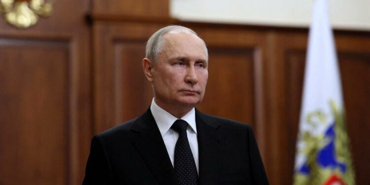 Symbolbild eines leeren Konferenzsessels mit russischer Flagge beim BRICS-Treffen, das Putins Abwesenheit verdeutlicht