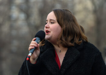 Ricarda Lang während einer Rede im Bundestag, die Haltung und Entschlossenheit in ihrer politischen Führungsrolle ausstrahlt