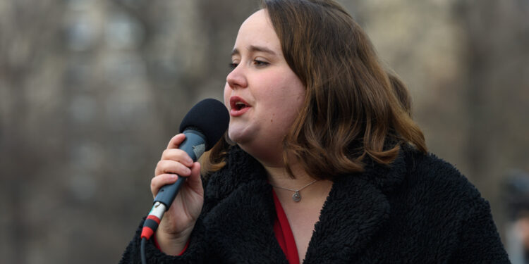Die Bedeutung einer starken Führung und klaren Verantwortlichkeit in der Politik der Ricarda Lang 1 Ricarda Lang während einer Rede im Bundestag, die Haltung und Entschlossenheit in ihrer politischen Führungsrolle ausstrahlt