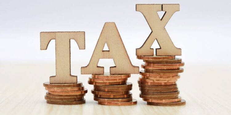 Wir wissen wie Sie steuern sparen mit einer englischen Gesellschaft 1 Symbolbild einer britischen Flagge neben Geschäftsunterlagen, das die Vorteile einer englischen Gesellschaft visualisiert