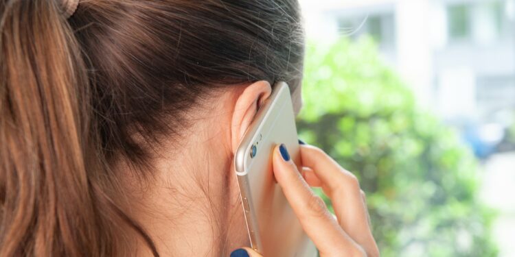 Handystrahlung und die potenziellen Gefahren des neuen 5G-Mobilfunknetzes 1 Untersuchungen zu Handystrahlung: Wie sicher ist das 5G-Mobilfunknetz wirklich?