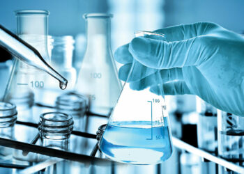 Laboraufnahme eines transparenten, umweltfreundlichen Klebstoffs bei der Anwendung auf nachhaltigen Materialien