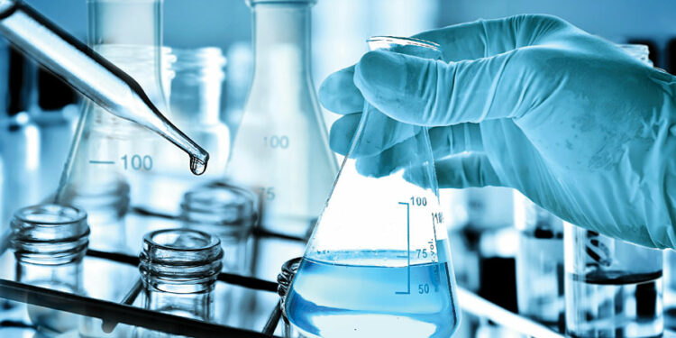 Klimafreundliche Klebstoffe: Eine Revolution steht bevor 1 Laboraufnahme eines transparenten, umweltfreundlichen Klebstoffs bei der Anwendung auf nachhaltigen Materialien