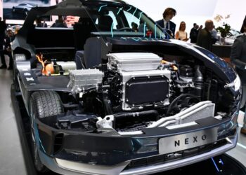 Wasserstoffautos: Eine Zukunftstechnologie im Wandel der Zeit 5 Modernes Wasserstoffauto in aerodynamischem Design mit charakteristischer Wasserdampfemission am Auspuff