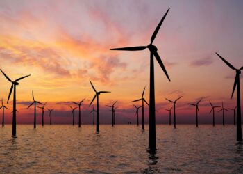 Moderne Windkraftanlagen vor bayerischer Landschaft, die den energiepolitischen Wandel nach Söders Ankündigung symbolisieren