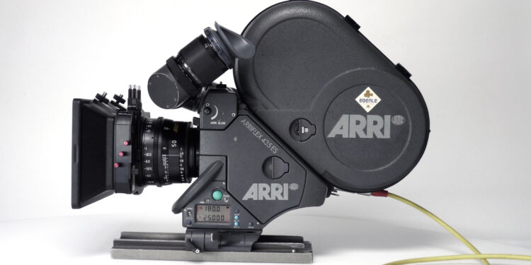 Norbert Peter von Xineloyd Filmproduktion Hannover bei der Arbeit an Website und Marketingkonzepten