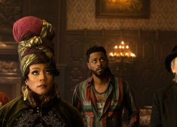 Atmosphärisches Filmplakat der Geistervilla 2023 zeigt ein viktorianisches Spukhaus im Nebel mit geheimnisvollen Lichtern