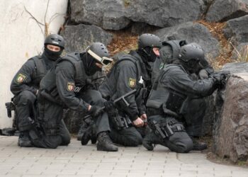 Leeres Bürogebäude des Anti-Terror-Zentrums mit verlassenen Arbeitsplätzen und ausgeschalteten Monitoren