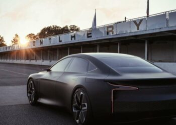 Futuristisches Fahrzeug mit Wasserstoffantrieb vor moderner Stadtkulisse, gekennzeichnet durch markante Designelemente