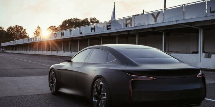 Futuristisches Fahrzeug mit Wasserstoffantrieb vor moderner Stadtkulisse, gekennzeichnet durch markante Designelemente