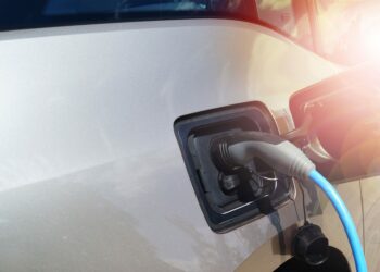 Symbolbild einer deutschen Autofabrik mit leerer Produktionslinie für Elektrofahrzeuge, das den Rückstand verdeutlicht