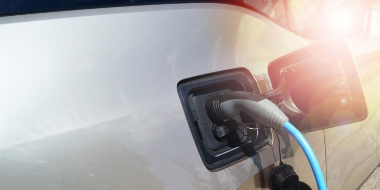 Symbolbild einer deutschen Autofabrik mit leerer Produktionslinie für Elektrofahrzeuge, das den Rückstand verdeutlicht