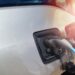 Warum die deutsche Autoindustrie bei der Elektromobilität versagt - Ein Armutszeugnis 2 Symbolbild einer deutschen Autofabrik mit leerer Produktionslinie für Elektrofahrzeuge, das den Rückstand verdeutlicht