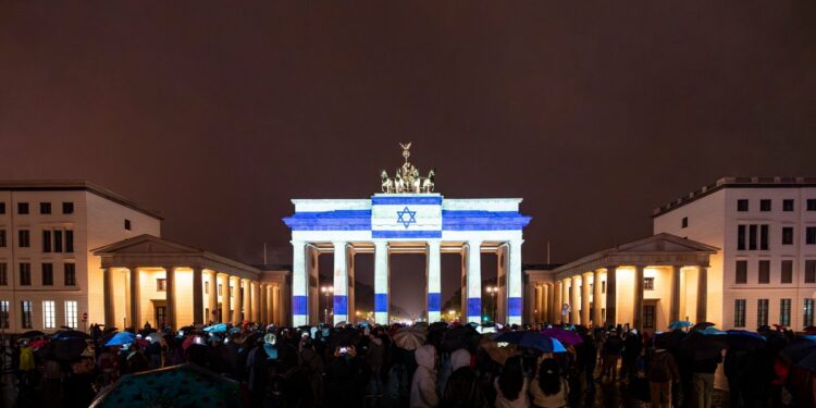 Solidarität mit Israel: Deutschlands Rolle in der aktuellen Situation 1 Symbolische Darstellung der deutsch-israelischen Beziehungen mit ineinander verschränkten Fahnen beider Nationen