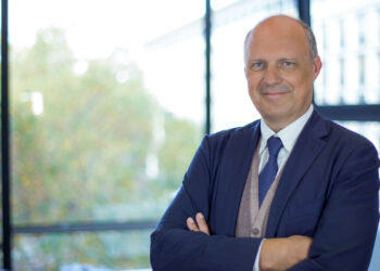 Rechtsanwalt Prof. Dr. Michael Nagel in professioneller Haltung im modernen Kanzleiumfeld