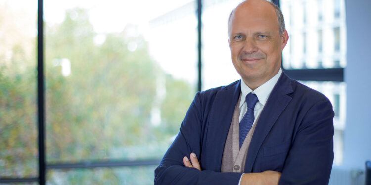 Entdecken Sie den Strafverteidigungsexperten: Rechtsanwalt Prof. Dr. Michael Nagel 1 Rechtsanwalt Prof. Dr. Michael Nagel in professioneller Haltung im modernen Kanzleiumfeld