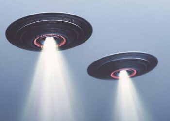 Nächtlicher Sternenhimmel mit ungewöhnlichen Lichtformationen, die als potenzielle UFO-Sichtungen dokumentiert wurden