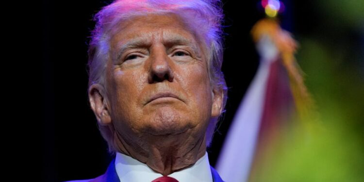 2023 - Donald Trump vor Gericht, schon wieder... 1 Donald Trump betritt einen Gerichtssaal, begleitet von Sicherheitspersonal und Anwälten im Jahr 2023