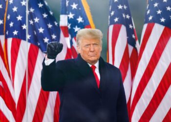 Donald Trump bei einer politischen Rede, deutet auf seine erneute Kandidatur für die US Präsidentschaft 2024 hin