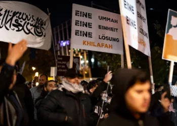 Demonstrierende Menschen auf Essener Strassen, vermischt mit islamistischen Gruppierungen während einer Protestaktion