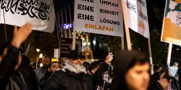 Demonstrierende Menschen auf Essener Strassen, vermischt mit islamistischen Gruppierungen während einer Protestaktion