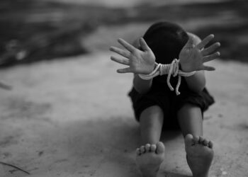 Porträt der ukrainischen First Lady Olena Selenska neben Logo ihrer Stiftung, die unter Verdacht steht