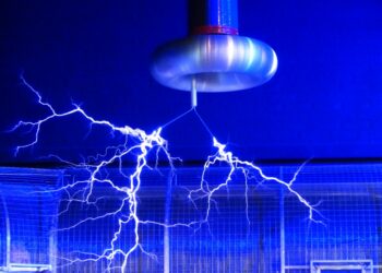 Modernes Elektroauto an einer Ladestation, umgeben von urbaner Infrastruktur, symbolisiert den Wandel der Mobilität