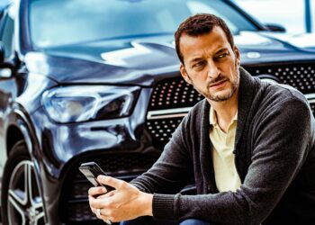 Porträtaufnahme von Medienexperte Norbert Peter während eines Vortrags über bewussten Sprachgebrauch