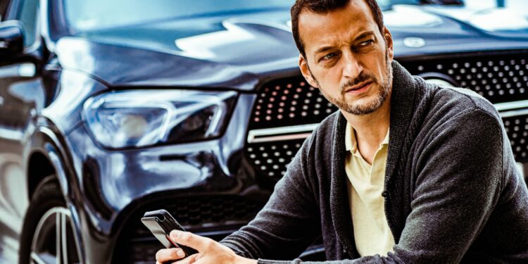 Warum der Medienexperte: Norbert Peter das Wort "man" meidet 1 Porträtaufnahme von Medienexperte Norbert Peter während eines Vortrags über bewussten Sprachgebrauch