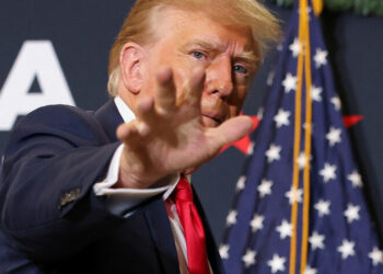 Donald Trump bei einer Wahlkampfveranstaltung für die Präsidentschaftswahl 2024, umgeben von Unterstützern