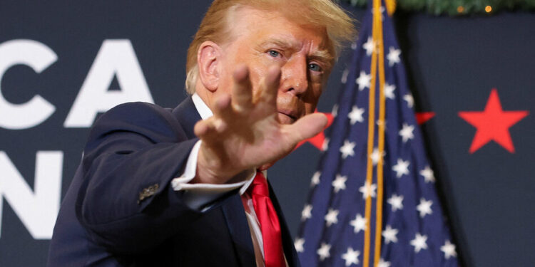 Präsidentschaft von Donald Trump 2024: Eine Analyse der Möglichkeiten 1 Donald Trump bei einer Wahlkampfveranstaltung für die Präsidentschaftswahl 2024, umgeben von Unterstützern