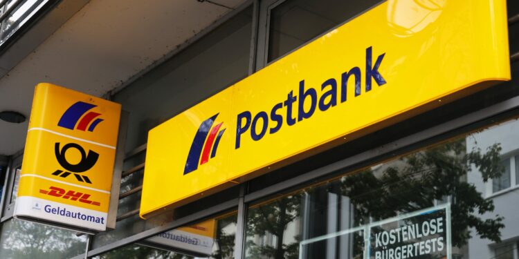 Postbank-Filiale mit wartenden Business-Kunden, die Beschwerdeformulare ausfüllen und einreichen