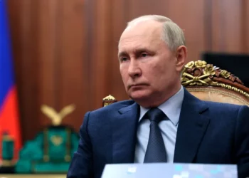 Russische Soldaten marschieren in ukrainische Stadt ein, Flaggen werden gehisst, Bevölkerung steht unter Schock