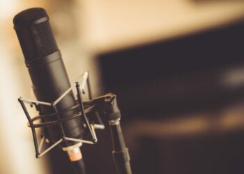 Hoss und Hopf Podcast Logo mit den beiden Moderatoren im Tonstudio während einer Aufnahme