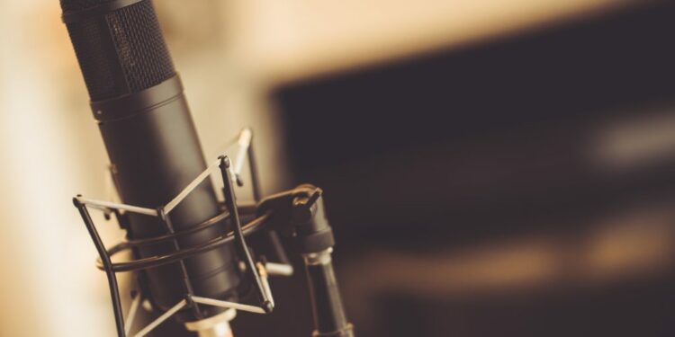 Hoss und Hopf Podcast Logo mit den beiden Moderatoren im Tonstudio während einer Aufnahme