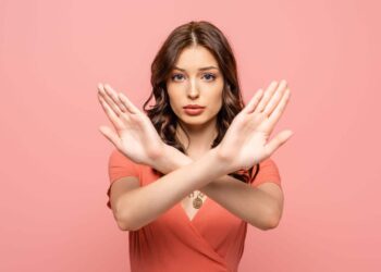 Auswirkungen des Rücktritts von Malte Gallée 4 Malte Gallée bei einer Pressekonferenz zu seinem Rücktritt, umgeben von Journalisten und Kameras
