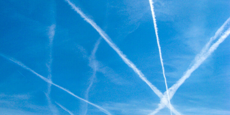 Flugzeug über Dubai sprüht Chemikalien zur Wettermanipulation, um Regen zu erzeugen und Temperaturen zu senken