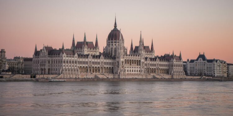 2024 - Professionelle Firmengründung in Ungarn: Chancen und Möglichkeiten mit HUNCONSULT 1 Professionelle Firmengründung in Ungarn 2024: Geschäftsmann mit Aktenkoffer vor ungarischer Flagge