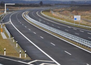 Straßenszene mit Fahrverbotsschildern und weniger Verkehr, symbolisiert Auswirkungen von Fahrverboten auf CO2-Emissionen