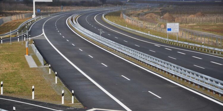 Straßenszene mit Fahrverbotsschildern und weniger Verkehr, symbolisiert Auswirkungen von Fahrverboten auf CO2-Emissionen