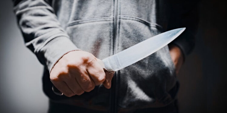 Polizeiabsperrung nach Messerangriff in Frankfurt, Symbol für zunehmende Messerkriminalität in deutschen Städten