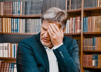 Friedrich Merz übt scharfe Kritik an Robert Habecks Wirtschaftspolitik während einer Bundestagsdebatte