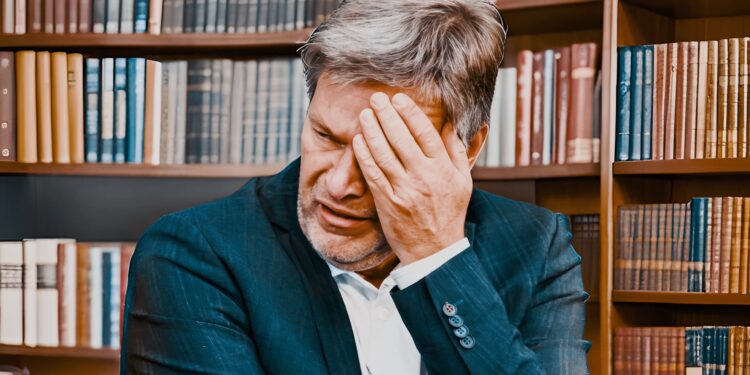 Friedrich Merz zerlegt Robert Habeck 1 Friedrich Merz übt scharfe Kritik an Robert Habecks Wirtschaftspolitik während einer Bundestagsdebatte