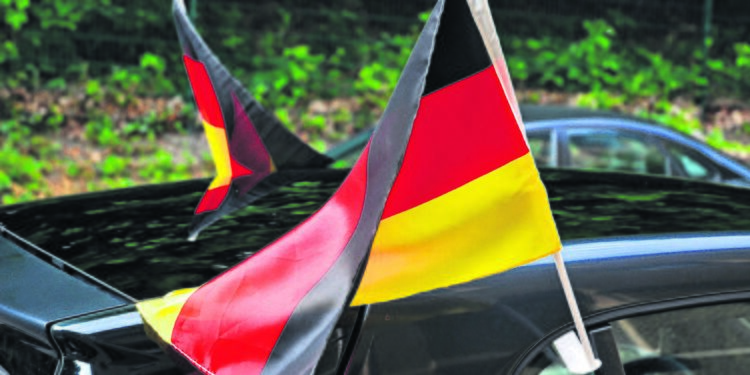 Strafen für das Verwenden von Deutschland-Flaggen bei der EM: Was Sie wissen müssen 1 Deutschland-Flaggen bei der EM: Mögliche Strafen und Konsequenzen für Fans beim Mitführen von Nationalflaggen