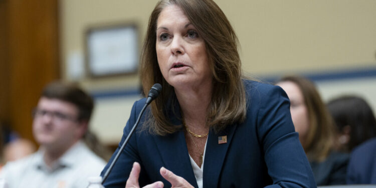 Secret Service Direktorin Kimberly Cheatle und Donald Trump während einer Krise des Geheimdienstes